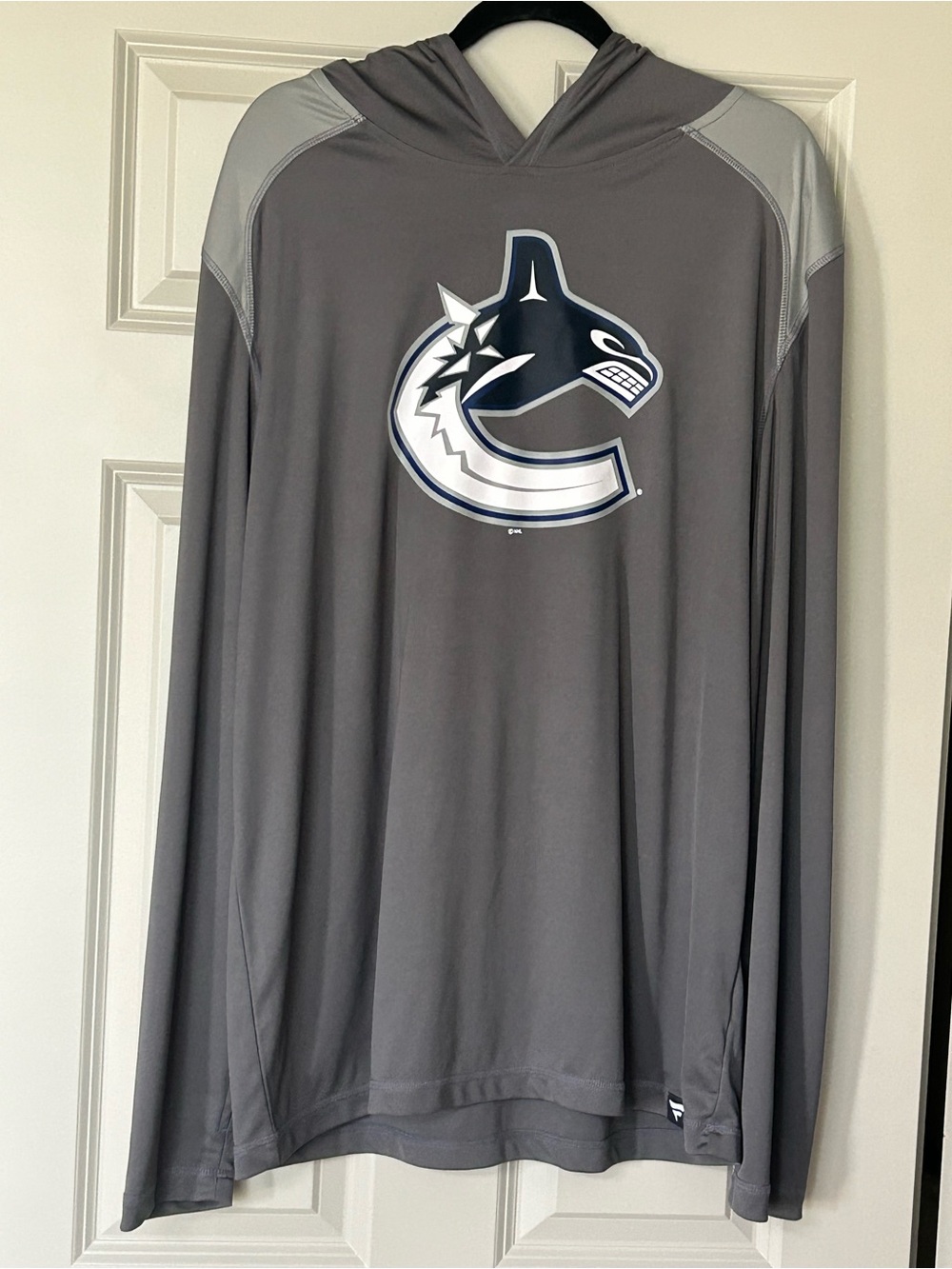 Vancouver Canucks Hooded Long-Sleeve dri-fit Shirt
